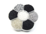 Perlen Box 'Rocailles Blume schwarz-weiß'