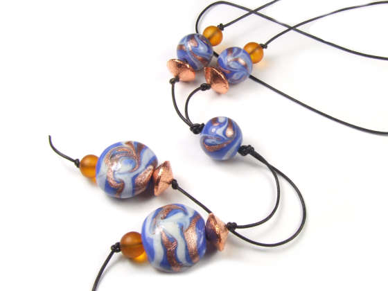 Ypsilonkette mit blauen Lampenperlen