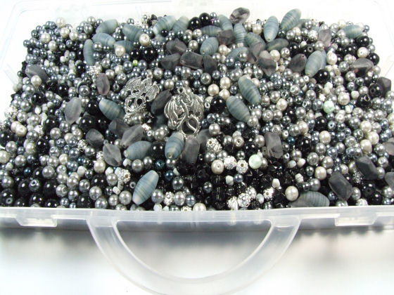 Bastelperlen f�deln