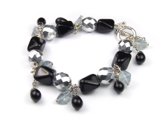 Bettelarmband aus Kristall und Glasperlen, schwarz