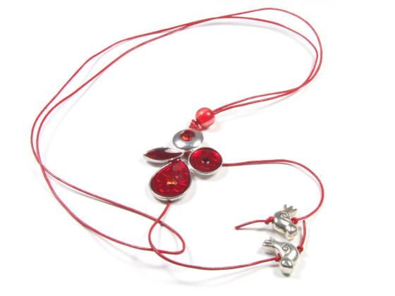 Lange Halskette, rot, mit Piepm�tzen