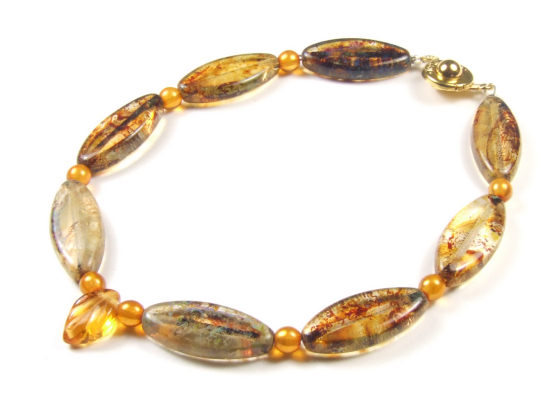 Armband aus ovalen Glassteinen